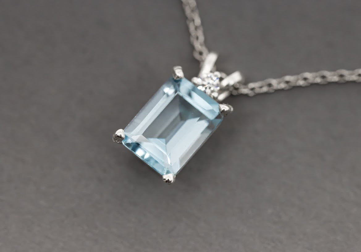 Unforgettable 8x6mm Emerald cut topaz pendant